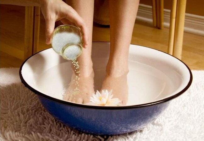 bath for the treatment of fungus between the toes