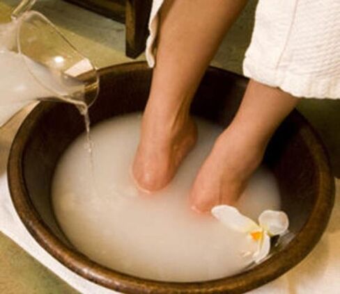 Vinegar bath to eliminate foot fungus